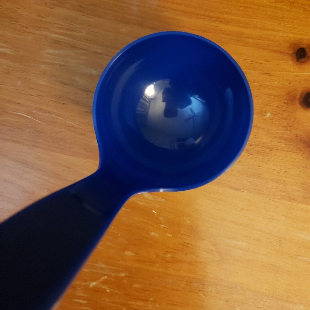 NWT Tupperware bold 'n blue ladle
